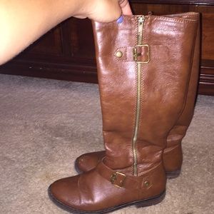 Brow riding boots